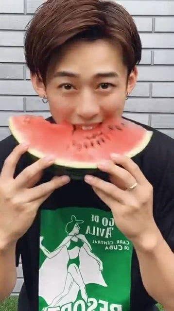 吃瓜网红小哥哥微博号是什么,微博号背后的趣味故事”  第1张 吃瓜网红小哥哥微博号是什么,微博号背后的趣味故事”  第1张