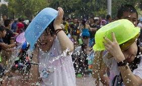 热点爆料云南泼水节视频,水花飞溅,欢乐无限  第2张 热点爆料云南泼水节视频,水花飞溅,欢乐无限  第2张